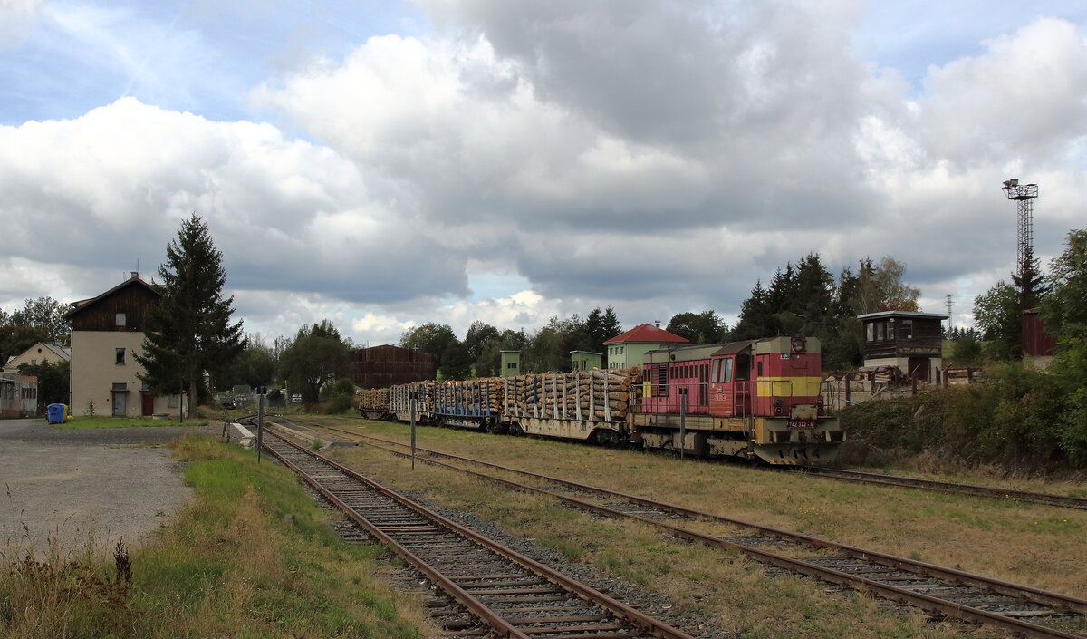 Am 01.09.2026 wurden in Bochov von der 742 372  4 mit Holzbeladene Waggons abgeholt. Hier ist der Zug bereit als Mn 87015 f�r die Fahrt gen Karlovy Vary �ber Zlutice, Touzim, Becov nad Teplou.