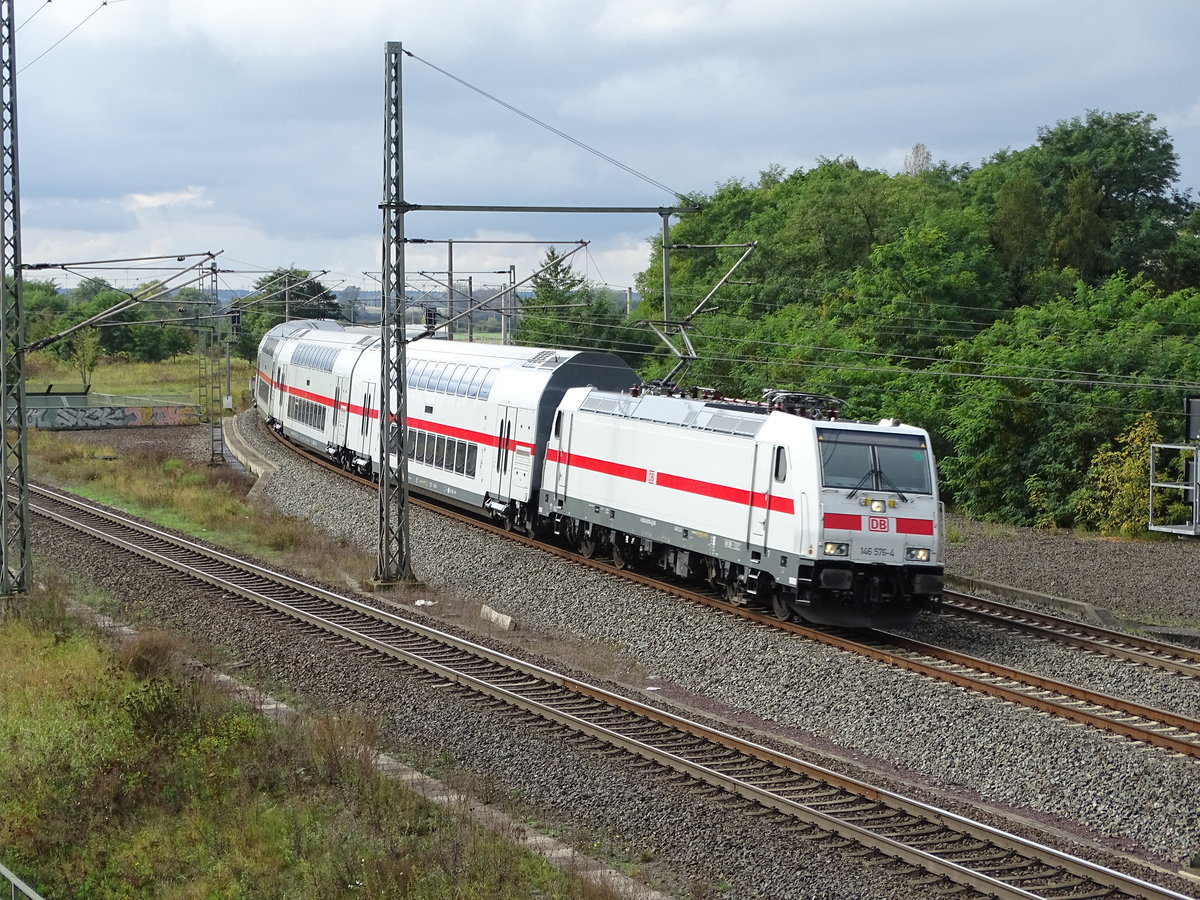 Am 01.10.2017 kam die 146 576 mit einer Leergarnitur aus Richtung Wittenberge nach Stendal und fuhr weiter in Richtung Magdeburg.Am Schluss des Zuges hing 103 222.