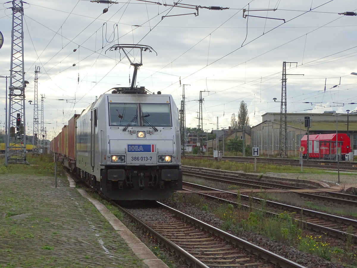 Am 01.10.2017 kam die 386 013 mit ihrem Containerzug aus Richtung Wittenberge nach Stendal und fuhr weiter Richtung Magdeburg.