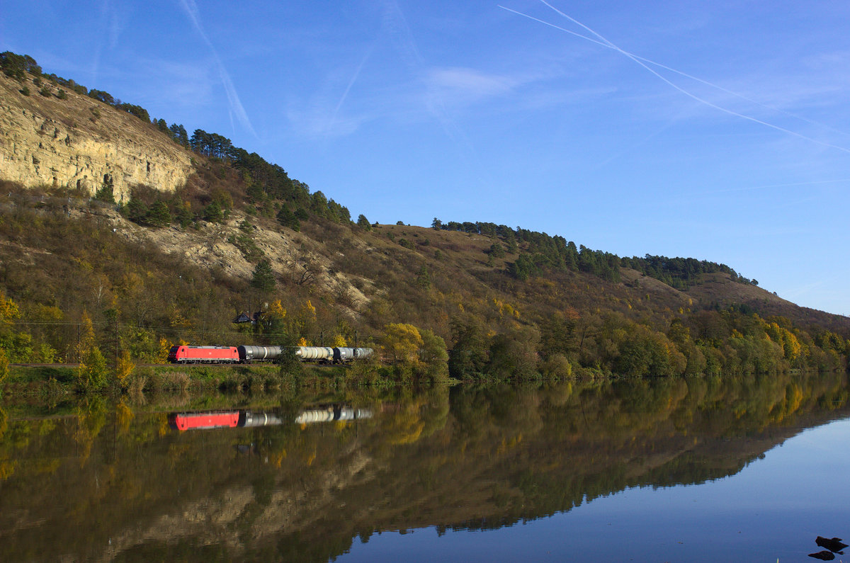 Am 01.11.17 konnte eine 185 mit einem gemischten Güterzug nahe der Ortschaft Karlburg aufgenommen werden. Der Zug mit Ziel Seelze wird in Kürze Gemünden erreichen. 