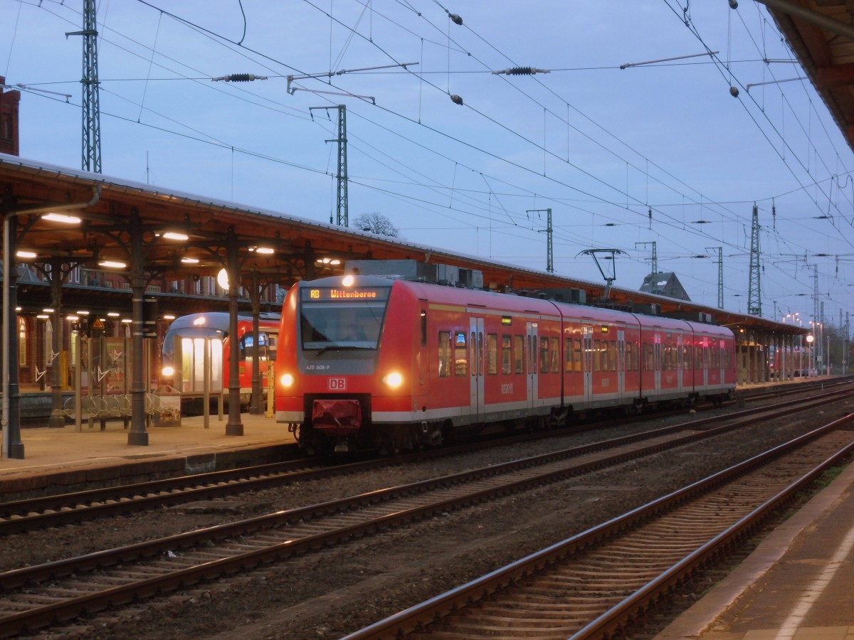 Am 01.11.2013 kam 425 008/508 von Schnebeck/Salzelmen nach Wittenberge hier in Stendal.