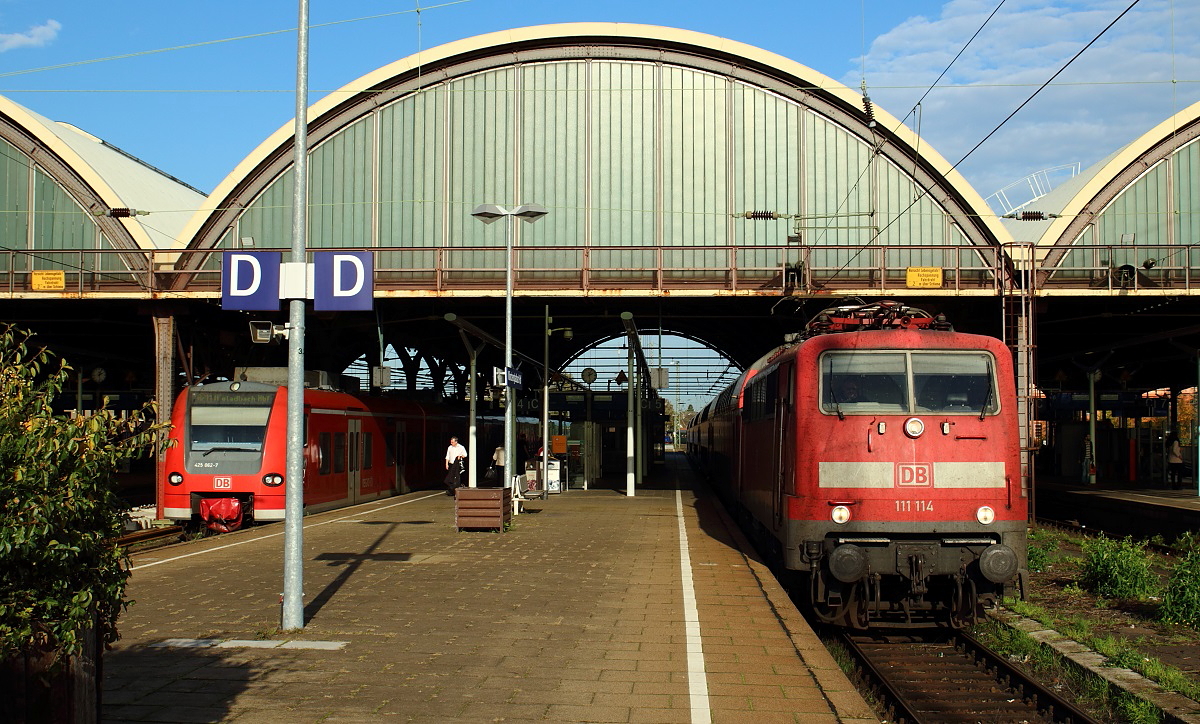 Am 01.11.2014 verlässt 111 114 mit dem RE 4 den Mönchengladbacher Hauptbahnhof in Richtung Aachen, daneben wartet ein 425 als RE 11 auf Fahrgäste nach Koblenz
