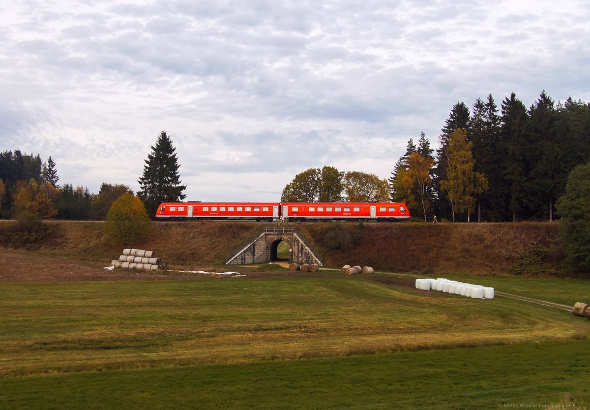 Am 01.11.2016 gab es Bauarbeiten zwischen Münchberg und Stammbach, wodurch eingleisiger Betrieb herrschte. Beim Warten auf den Arbeitszug gelang dieser seitliche Schuss auf dem 612er in der Landschaft hinter Poppenreuth.