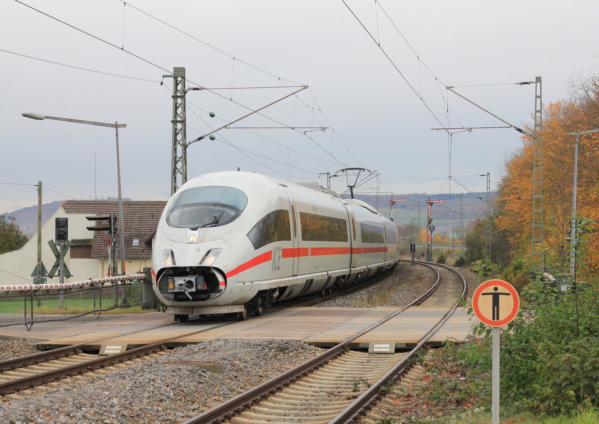 Am 01.11.2018 fährt ein umgeleiteter 403 mit offenem Maul durch den Bahnhof Möttingen in Richtung Stuttgart. 
