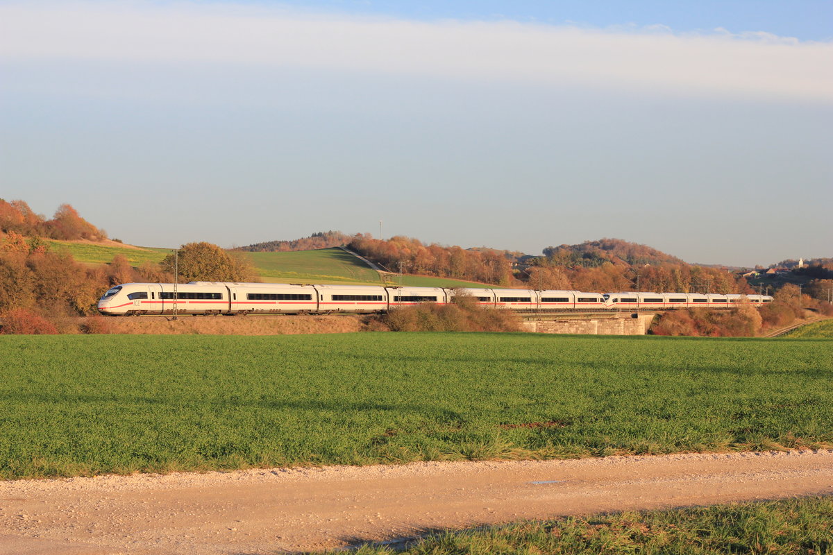 Am 01.11.2018 fährt eine Velarodoppel über eine der Wörnitzbrücken zwischen Harburg (Schwaben) und Hoppingen. 
