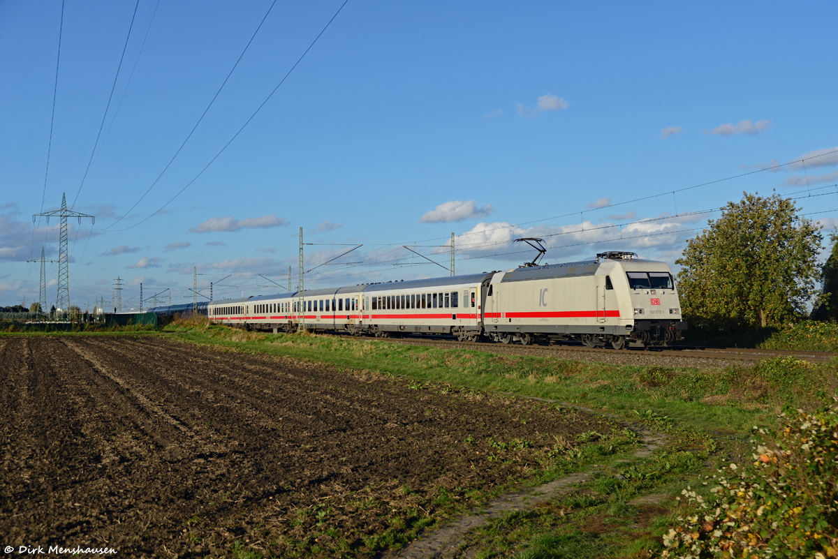 Am 01.11.2021 ist 101 013 mit IC 2217 bei Hürth auf der linken Rheinstrecke in Richtung Süden unterwegs.