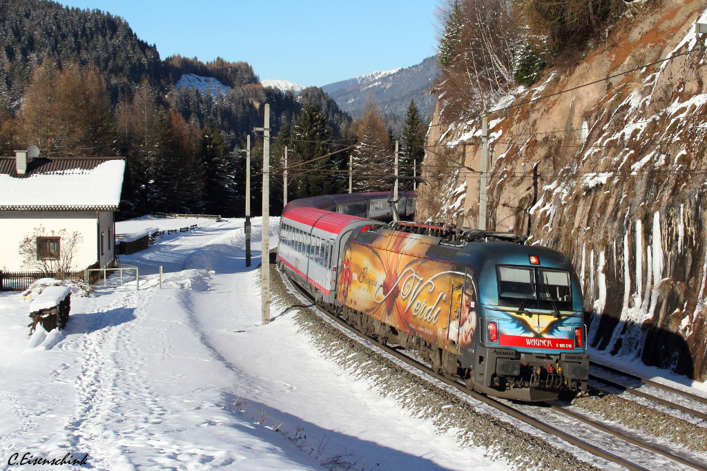 Am 01.12.13 bespannte die ÖBB 1216 019  Wagner-Verdi  den EC 87 von München nach Venedig.
Hier ist der Zug kurz vor der italienischen Grenze bei Gries am Brenner zu sehen.