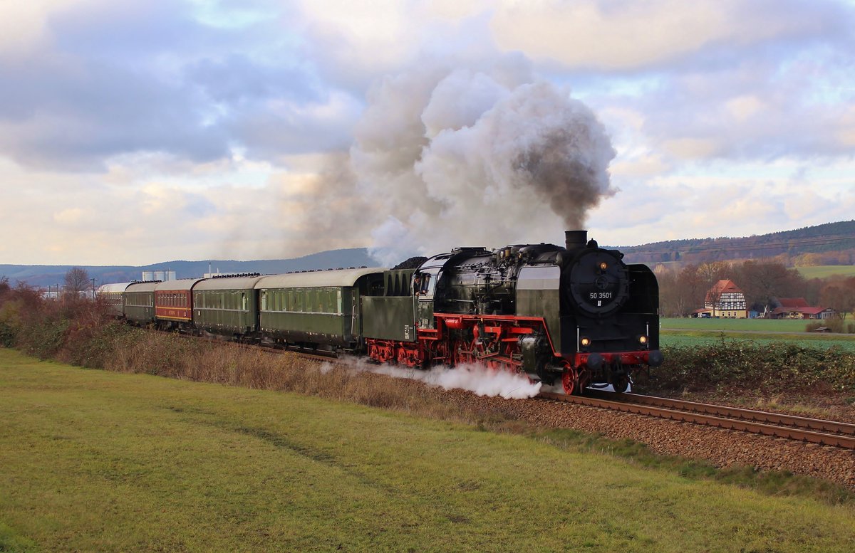 Am 01.12.18 fuhr 50 3501 von Meiningen nach Gera. Hier ist der Zug bei Dreitzsch zu sehen.