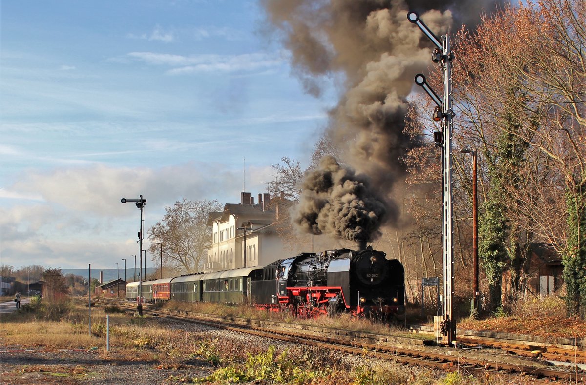 Am 01.12.18 fuhr 50 3501 von Meiningen nach Gera. Hier ist der Zug bei der Ausfahrt in Pößneck oberer Bahnhof zu sehen. 