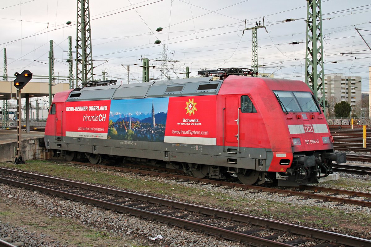 Am 01.12.2015 stand 101 006-5  Bern-Berner Oberland himmlisCH  südlich von Bahnsteig 4/5 auf einem Stumpfgleis abgestellt in Basel Bad Bf und wartete darauf am Abend den CNL nach Berlin zu bespannen.
