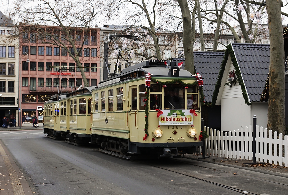 Am 01.12.2019 fährt der KVB-Finchen-Zug als Nikolausfahrt in die im Regeldienst nicht bediente Nordschleife am Neumarkt ein