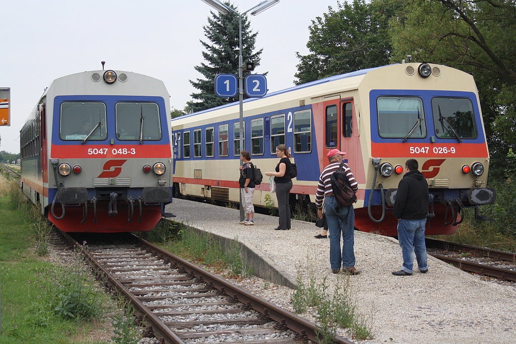 Am 01.August 2014 kreutzt in der Hst. Bockfließ der 5047 026-9 (R 7213 Obersdorf - Bad Pirawarth) den 5047 048-3 (R 7210 Gänserndorf - Obersdorf).