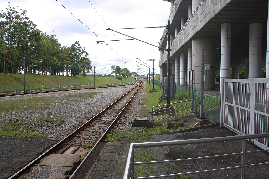 Am 01.Mai 2014 wurde die 2,4 Km lange Verlängerung von der Stesen KLIA zur Stesen KLIA2 in Betrieb genommen. Das Bild vom 21.Jänner 2023 zeigt den Beginn dieser Verlängerung bei der Stesen KLIA.