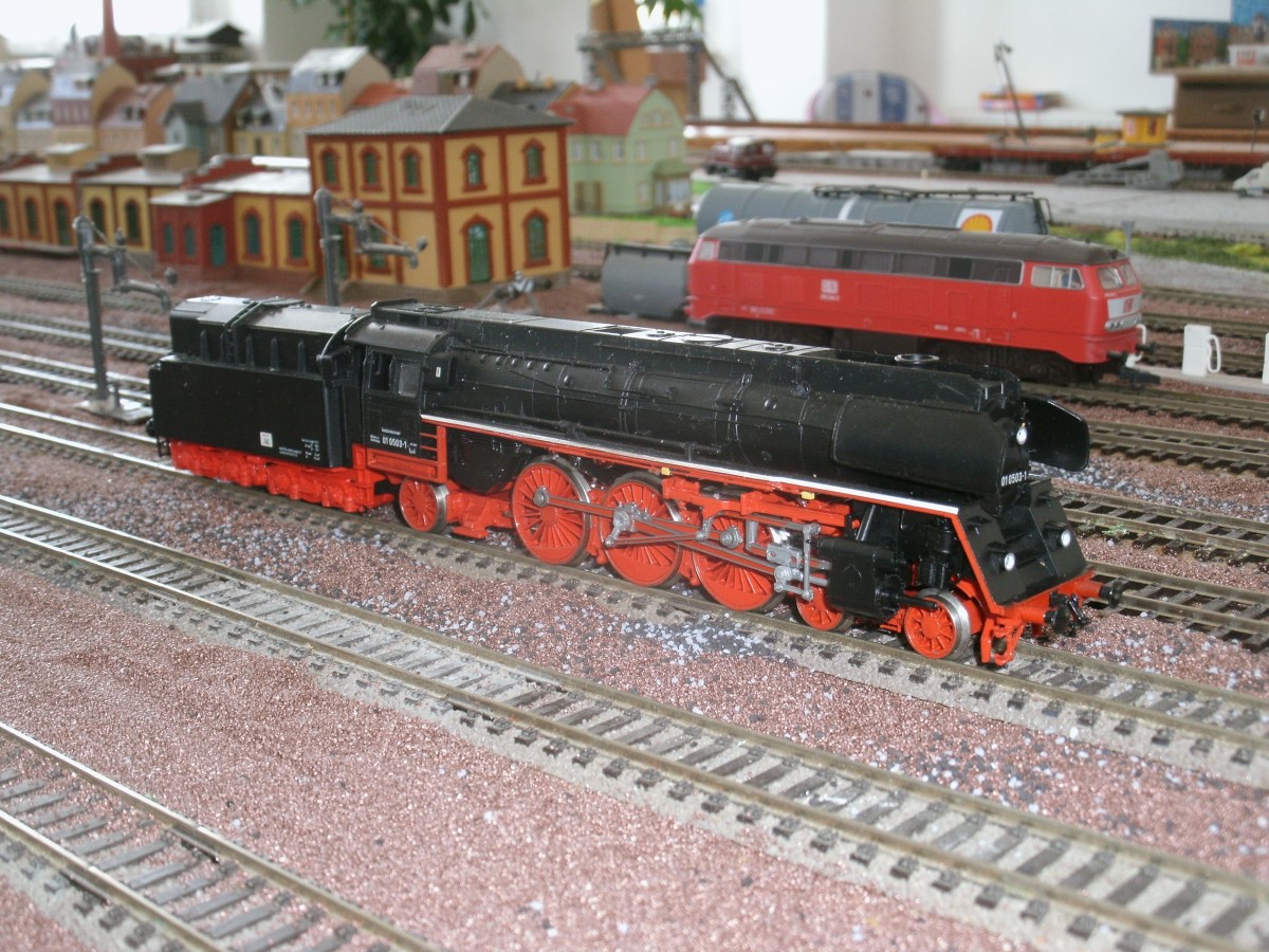 Am 01.September 2013 gab es eine Premiere auf meiner neuen H0-Anlage als Piko´s 01 0503 ihre ersten Runden auf der neuen Anlage zufriedenstellend drehte.Nach der Probefahrt stand sie zusammen mit der 218 244 im Bw. 