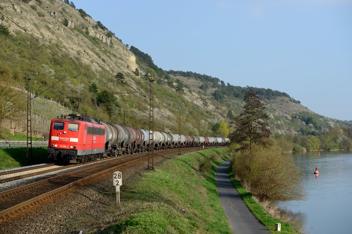 Am 02. April 2014 erfreute mich noch ein weiterer Bundesbahn-Klassiker im Maintal. Am späteren Nachmittag passierte 151 088 mit einem Kesselwagen-Ganzzug den Fotostandpunkt bei Gambach.