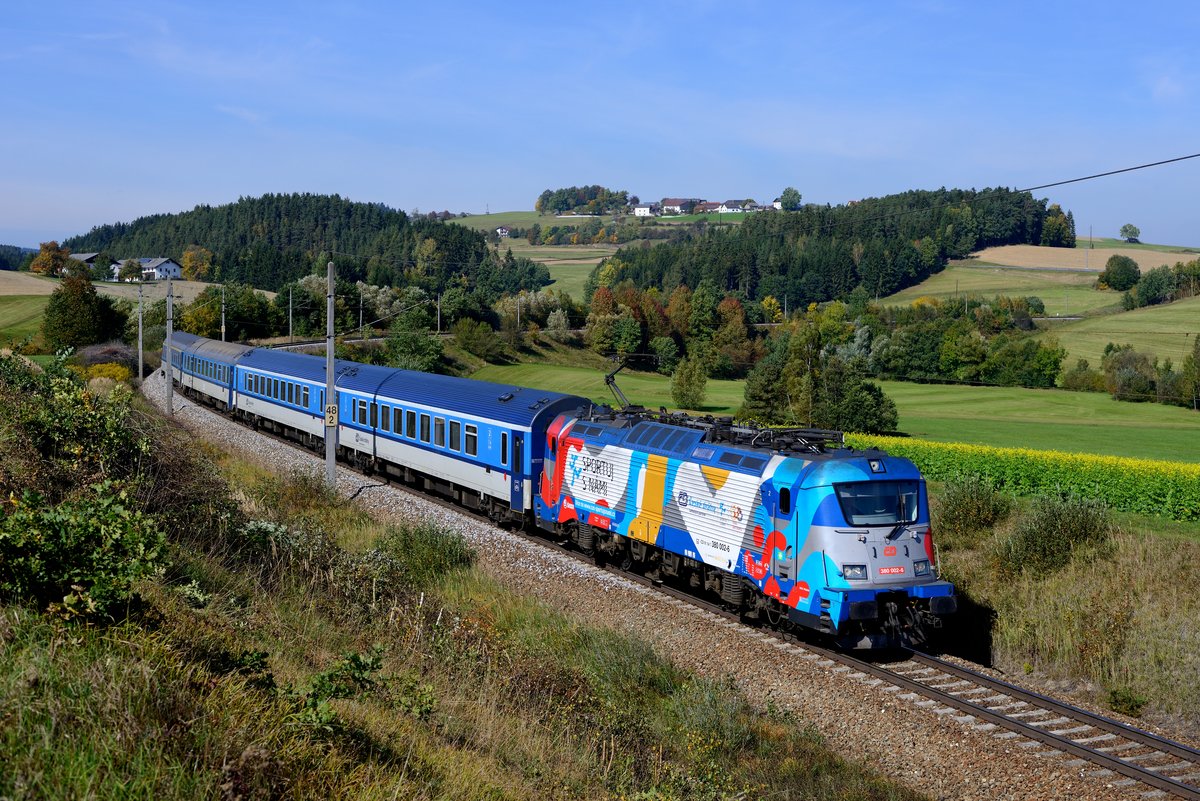 Am 02. Oktober 2017 konnte ich die 380 002 mit ihrem R 1543  Anton Bruckner  von Praha-Holesovice nach Linz HBF am Waldburger Bogen kurz vor Freistadt fotografieren. Die Lok trägt eine gefällige Werbung für einen tschechischen Veranstalter für Sportveranstaltungen.