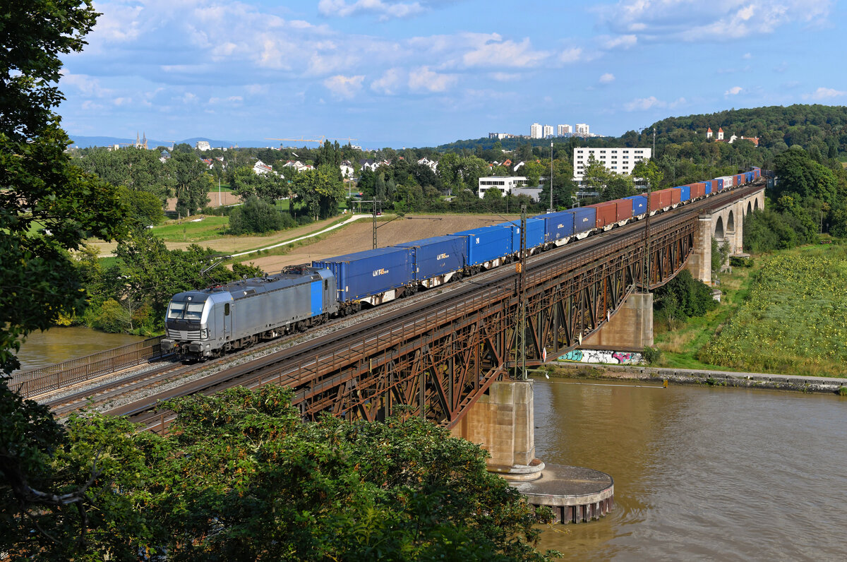 Am 02. September 2021 konnte ich die für ecco rail im Einsatz stehende 193 990 mit einem Containerzug beim Überqueren der Mariaorter Eisenbahnbrücke bei Regensburg fotografieren. Von der Beladung her sieht die Leistung nach dem für BSH fahrenden Zug von Triest nach Giengen aus. Wer hier mehr weiß, gerne posten. 