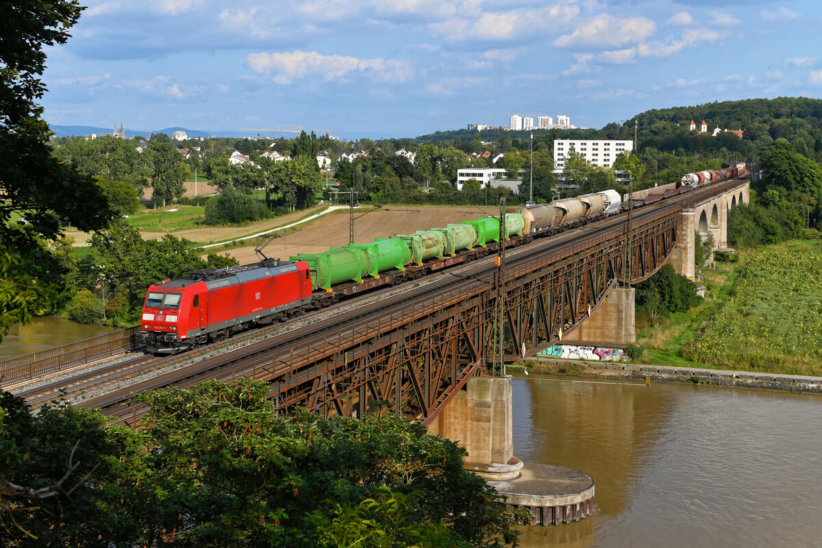 Am 02. September 2021 wurde die sogenannte  Schwandorfer Übergabe  nach Nürnberg Rangierbahnhof baustellenbedingt über Regensburg umgeleitet. Beim Überqueren der Mariaorter Eisenbahnbrücke konnte ich den aufgrund der transportierten Müllcontainer leicht zu identifizierenden gemischten Güterzug aufnehmen. Es führte die 185 178 von DB Cargo.