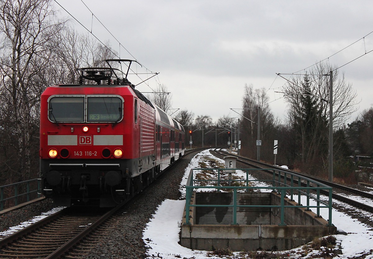 Am 02.01.2015 fährt die 143 116-2 mit ihrem RE 4789 (Hof Hbf - Dresden Hbf) durch den Haltepunkt Zwickau-Pölbitz.