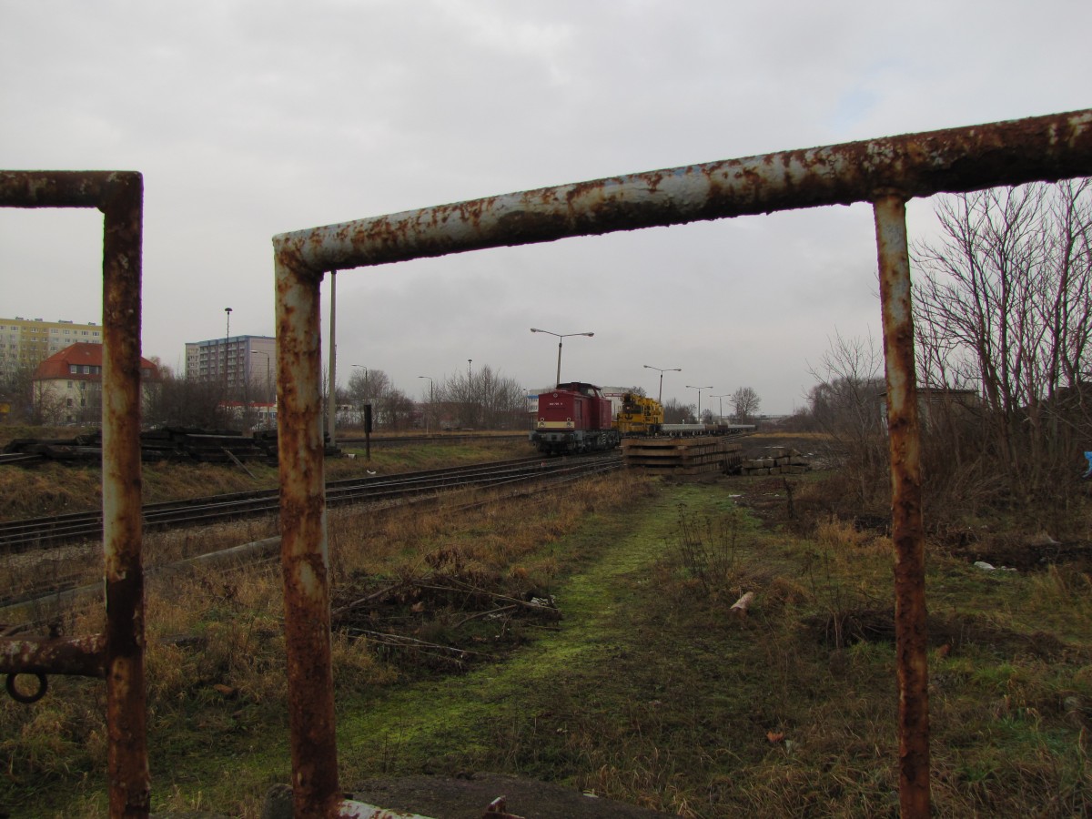 Am 02.01.2016 stand die HTS 202 720-9 mit einem Bauzug abgestellt in Erfurt Nord.