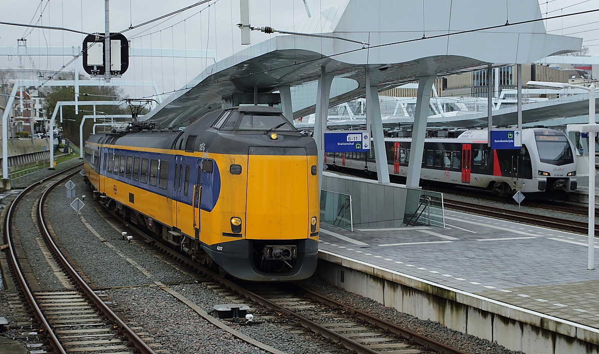 Am 02.01.2018 verlässt der ICM 4217 Arnhem Centraal, daneben ein Abellio-ET als RE 19 nach Düsseldorf Hauptbahnhof