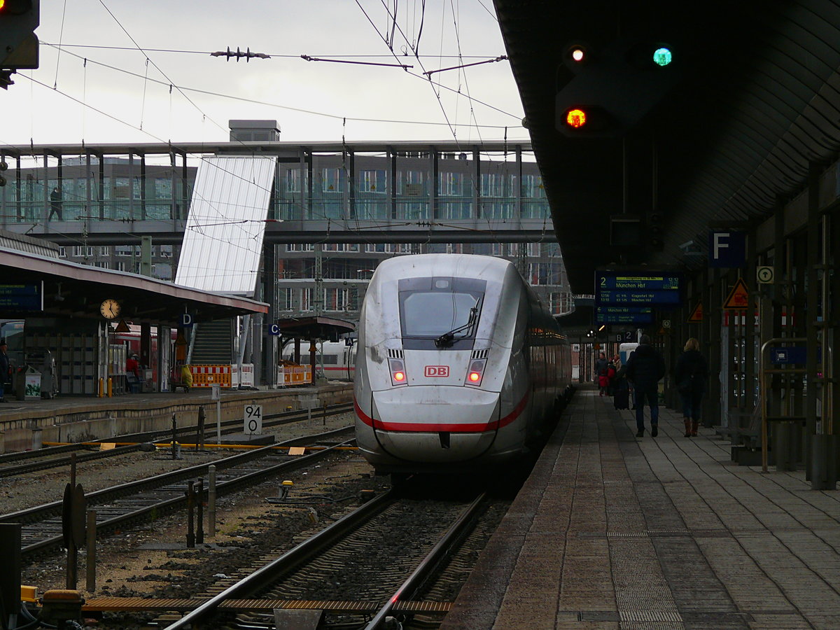Am 02.01.2019 um 12:21 Uhr verlässt 412 bzw. 812 001 als ICE 593 von Berlin Gesundbrunnen nach München Hbf den Ulmer Hbf.
