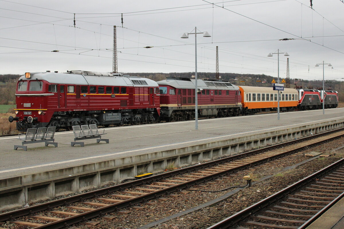Am 02.01.2024 stand die EBS V200 507 (92 80 5220 507-9 D-EBS) mit der 132 334, dem D-EBS 56 80 21-80 084-8 Bom und den FWK-Loks 143 056 + 143 124 in Naumburg (S) Hbf. Whrend die V300 und der StdteExpresswagen nach Karsdorf berfhrt wurden, fuhren die beiden 143er wenig spter Richtung Bad Ksen. 