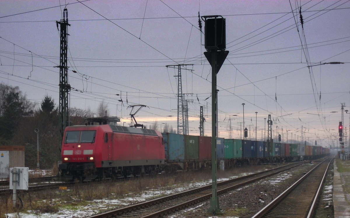 Am 02.02.2014 kam 145 010 mit einem Containerzug durch Stendal und fuhr weiter in Richtung Magdeburg.