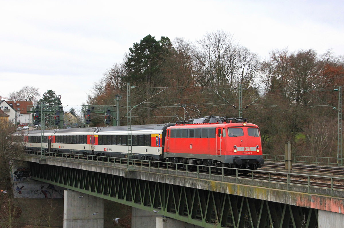 Am 02.02.2016 befährt 115 293 mit IC Zürich-Stuttgart den Nesenbachviadukt in Stuttgart-Vaihingen.