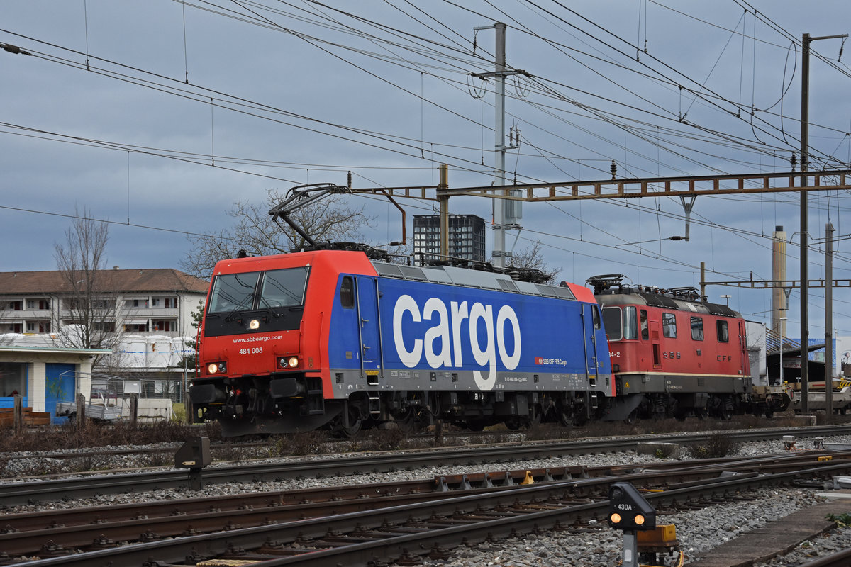 Am 02.02.2021 schleppt die Re 484 008-8 die Re 420 284-2 durch den Bahnhof Pratteln.