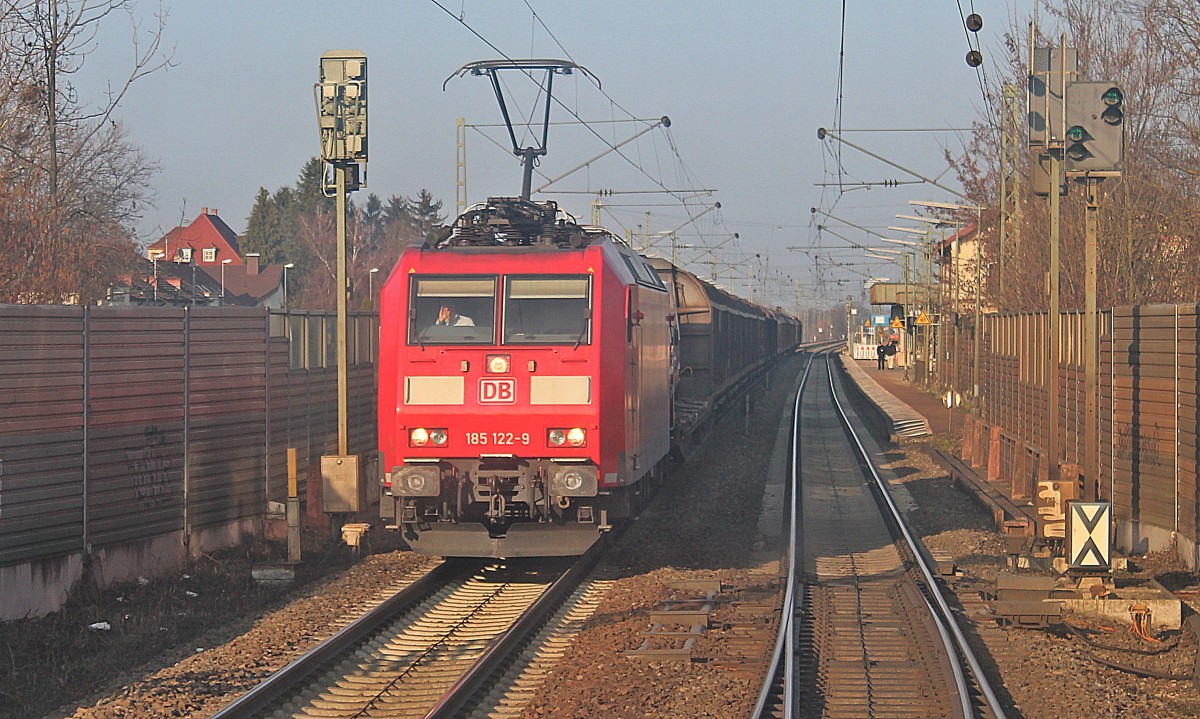 Am 02.03.2013 fuhr 185 122-9 mit einem gemischten Gterzug in der Abendsonne durch Bad Krozingen gen Basel.