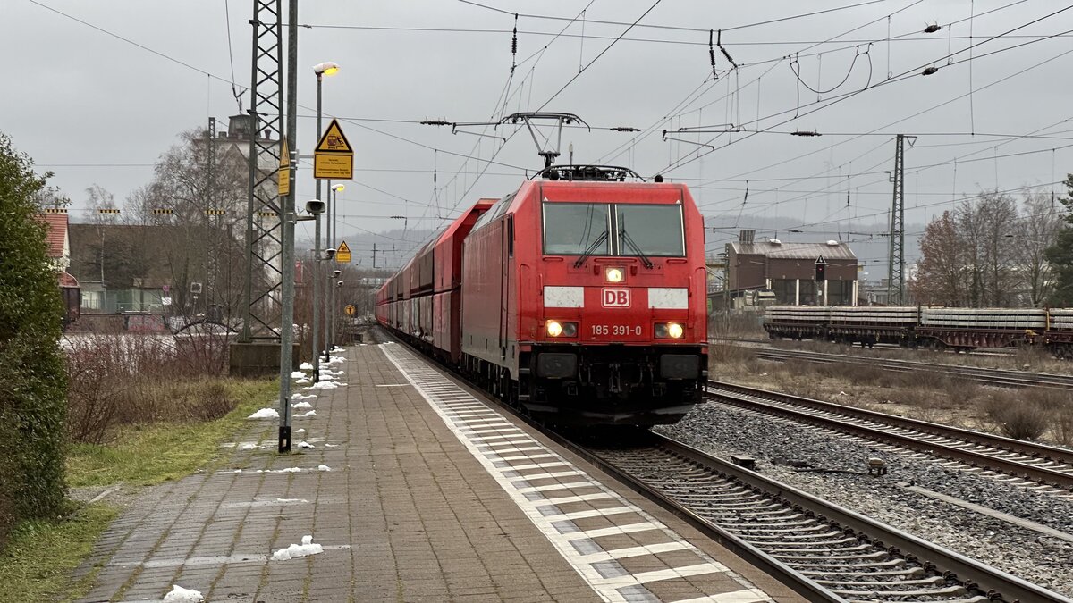 Am 02.03.2023 war 185 391 mit einem leeren Erzzug Richtung Nürnberg unterwegs.
Aufgenommen am Bahnhof Neumarkt