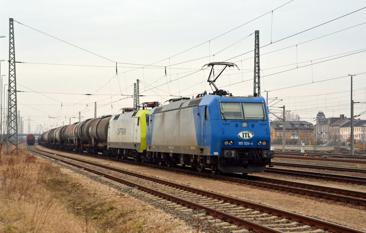 Am 02.04.18 wartet 185 524 in Bitterfeld mit ihrem Kesselwagenzug auf die Abfahrt Richtung Halle(S). Die Zuglok war bereits aufgerüstet, bei der Wagenlok handelt es sich um 152 197.