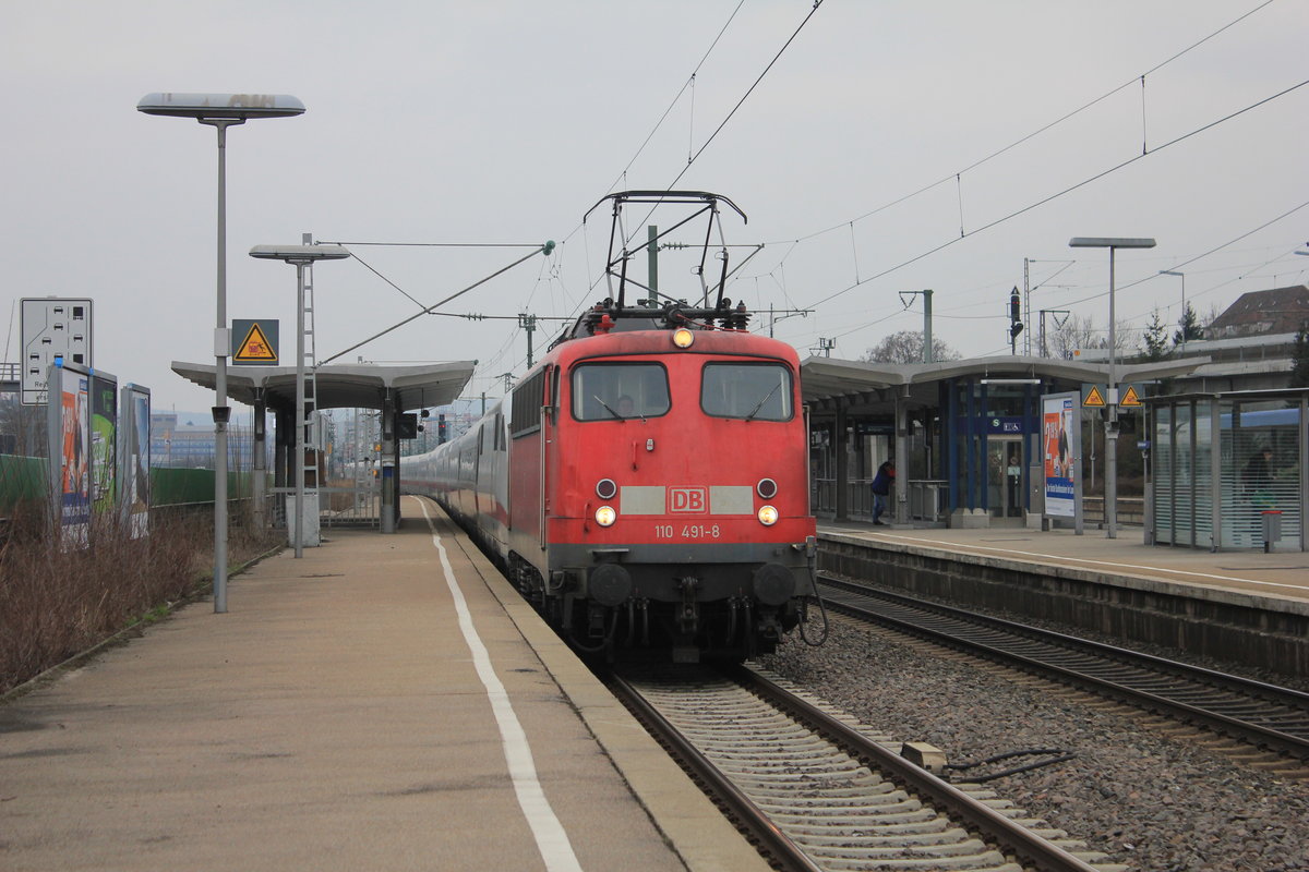 Am 02.04.2013 zieht 110 491 vom Bh Stuttgart einen defekten 401 durch den Bhf Stuttgart-Zuffenhausen. 