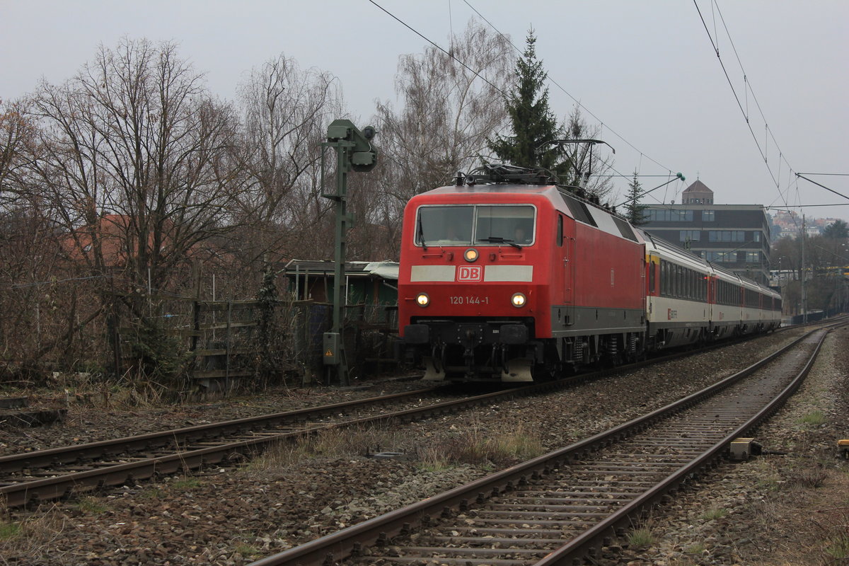 Am 02.04.2013 zieht 120 144 IC aus Zürich seinem Ziel Stuttgart Hbf entgegen. Aufgenommen in der Nähe des Stuttgarter Nordbahnhofs. 