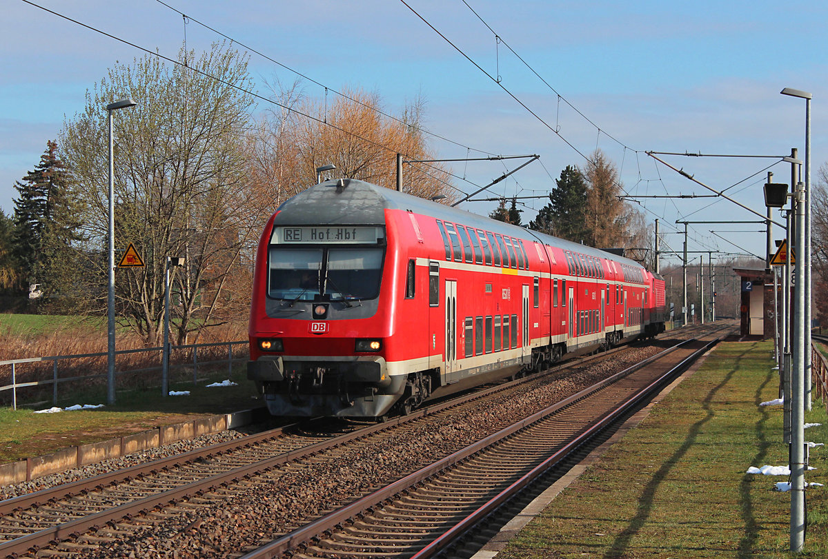 Am 02.04.2016 fährt der RE 4764 (Dresden Hbf - Hof Hbf) durch den Haltepunkt Oberrothenbach. Schublok ist die 143 566-8