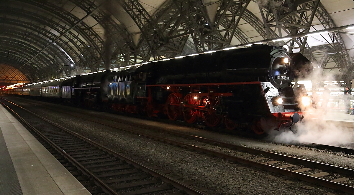 Am 02.04.2016 führten die Eisenbahnfreunde Glauchau, zusammen mit der PRESS, wieder ihre Frühjahrsfahrt rund um`s Erzgebirge durch. Die Fahrt führte über Glauchau, Chemnitz und Plauen ins böhmische Cheb (Eger) und dann weiter über Decin (Tetschen) und Bad Schandau, zurück nach Dresden Hbf. Als Zuglok wurde 01 1519 (01 519) der Eisenbahnfreunde Zollernbahn eingesetzt, welche u.a. anläßlich des alljährlichen Loktreffens im Bw Dresden-Altstadt hier zu Gast war und als Vorspannlok die vereinseigene 01 0509 (01 509) der PRESS. Der Zug bestand aus 9 Schnellzugwagen der ehemaligen Bundes- bzw. Deutschen Reichsbahn, einem Halberstädter Mitropa-Speisewagen und zwei Mannschafts-Begleitwagen. Um die ganze Fuhre zügig über die Tharandter Rampe bringen zu können, wurde zusätzlich die Glauchauer Diesellok 118 770 als Schublok eingesetzt, welche zusammen mit den beiden Begleitwagen in Glauchau vom Zug ging, sodaß der Rest der Strecke von den beiden Dampfloks allein bewältigt werden mußte, womit sie auf den steigungsreichen Strecken von Erzgebirge und Vogtland auch voll gefordert waren.
Das Bild zeigt den Sonderzug kurz nach dessen frühmorgendlichen  Bereitstellung auf Gleis 17 in Dresden Hbf.