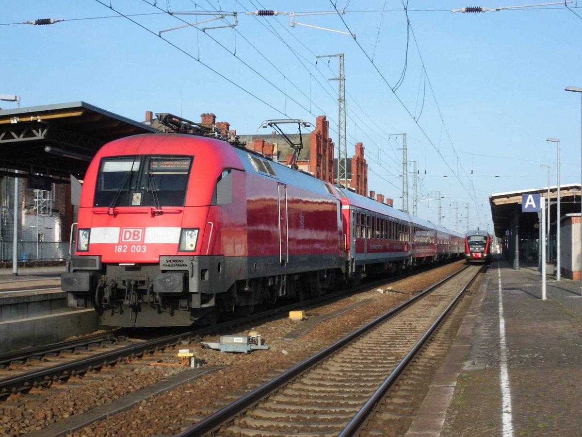 Am 02.04.2016 kam 182 003 mit dem IRE von Berlin nach Stendal und fuhr dann weiter über Salzwedel nach Hamburg.