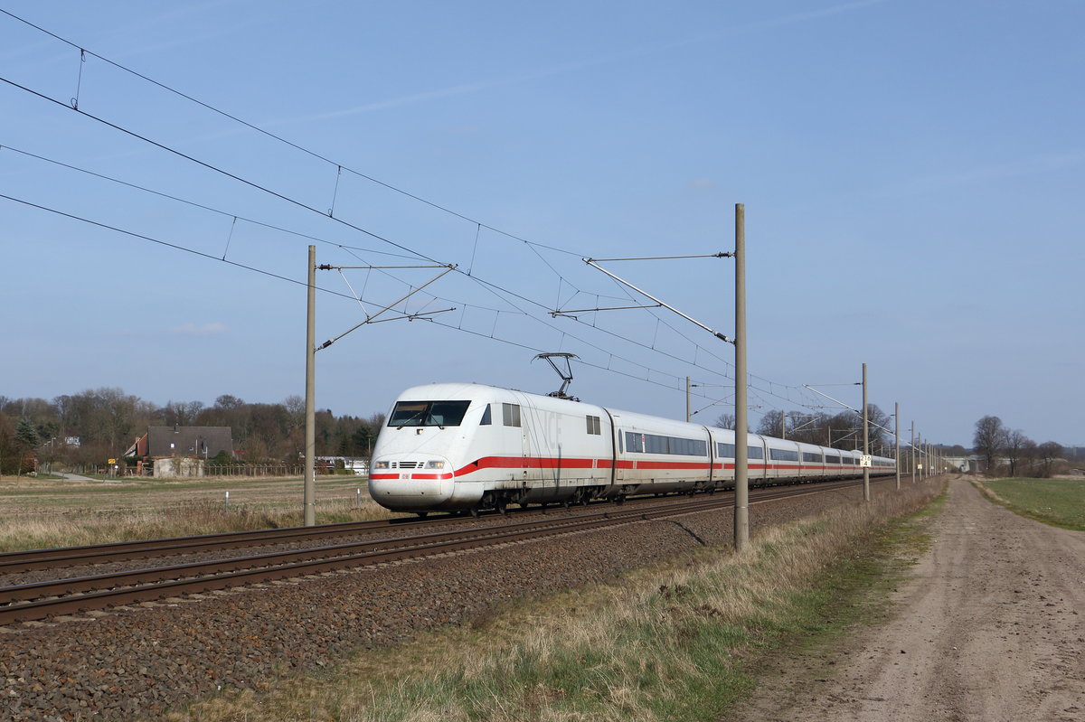 Am 02.04.2016 konnte 401 061-7/561-6 als ICE 800 (Berlin Südkreuz - Hamburg-Altona) in der Nähe von Brahlstorf abgelichtet werden.  