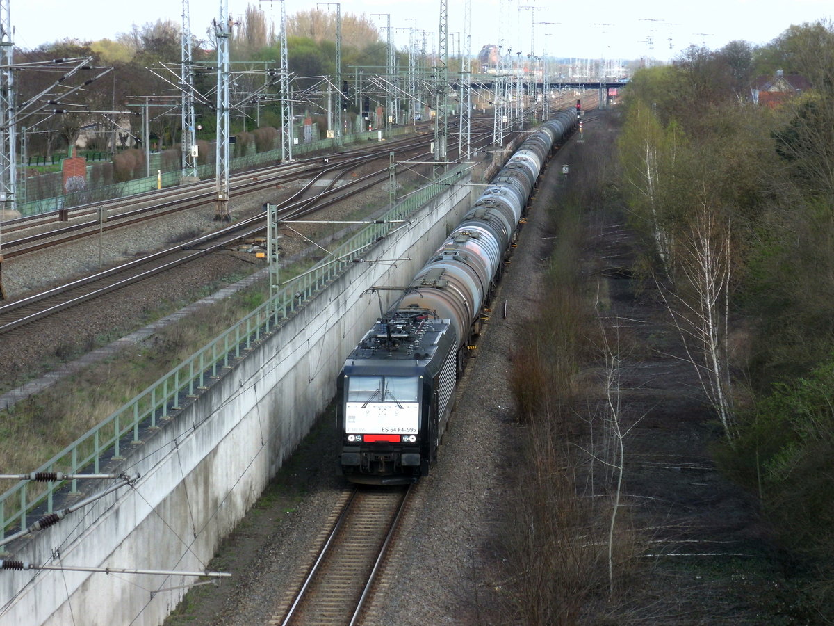 Am 02.04.2017 kam die 189 995 mit einem Kesselzug aus dem Güterbahnhof Stendal und fuhr in Richtung Hannover.