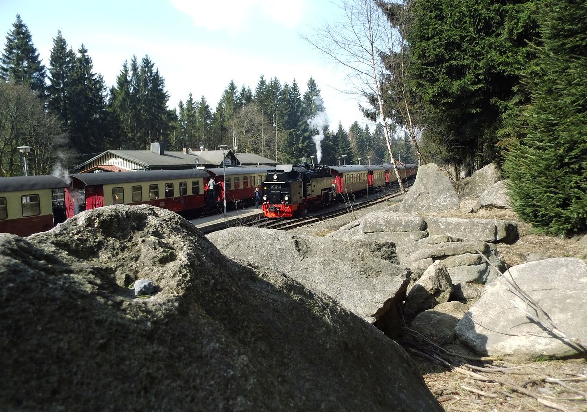 Am 02.04.2018 war ich von Wernigerode auf den Brocken unterwegs. Bei dem halbstündigen Aufenhaltes in Schierke des Traditionszuges kann man sich ja durchaus nach einem Motiv umsehen.Da grad der Planzug vom Brocken einfuhr,nutze ich die vor mir liegenden Brocken für ein Foto der 99 7234.