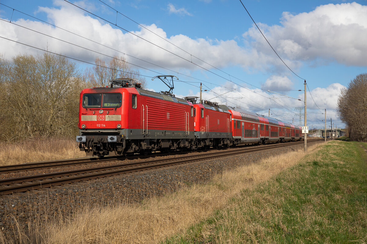 Am 02.04.2023 zog 112 114 die (Defekte?) 112 110 mit dem RE3 94209 von Stralsund nach Berlin Südkreuz, durch Teschenhagen.
