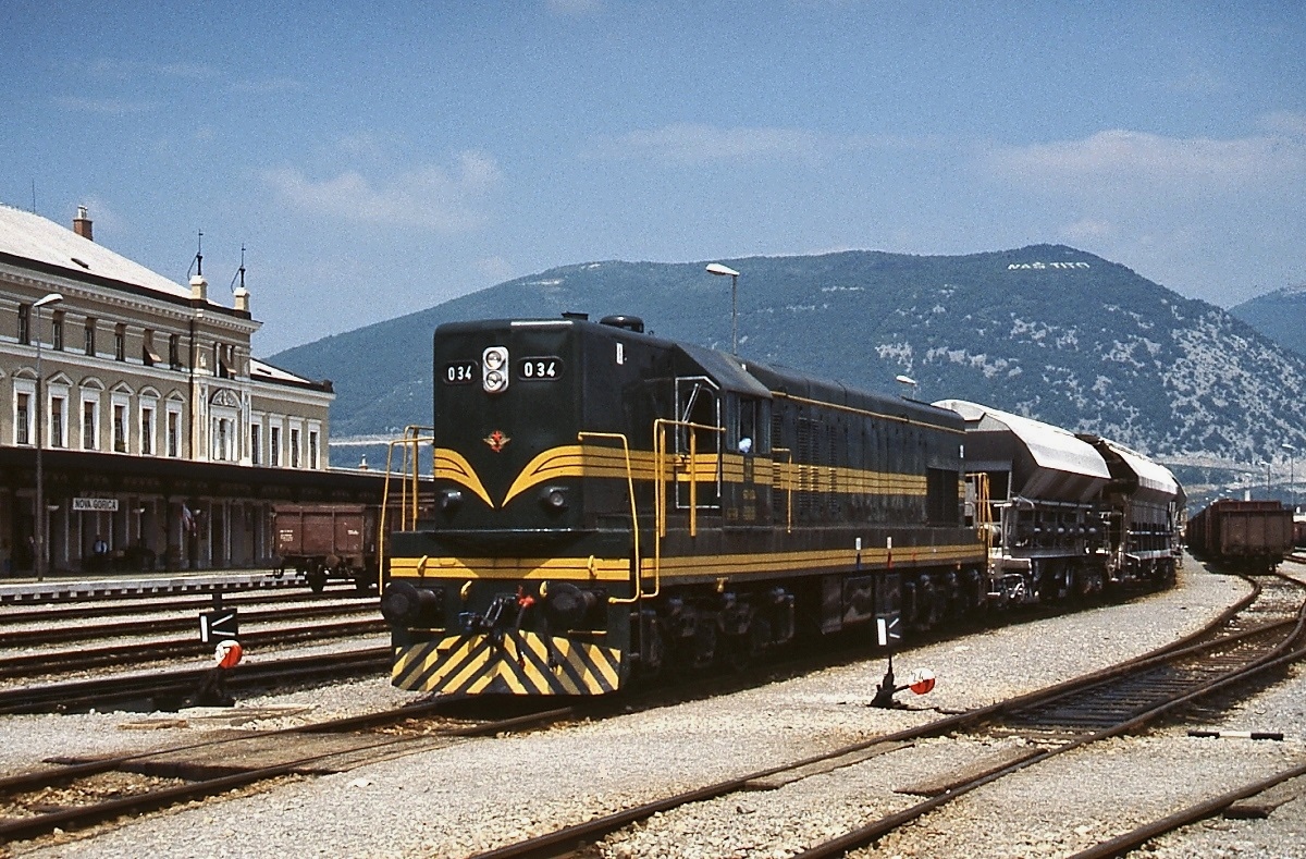 Am 02.05.1989 verlässt die JZ-661-034 mit einem Güterzug den Bahnhof Nova Gorica