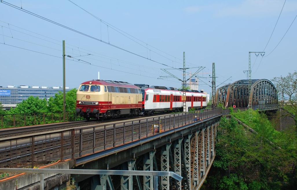 Am 02.05.2009 fuhr 217 001-7 mit dem SBB RBDe 560404/560015 als ST 94028 in Basel Bad Bf ein.