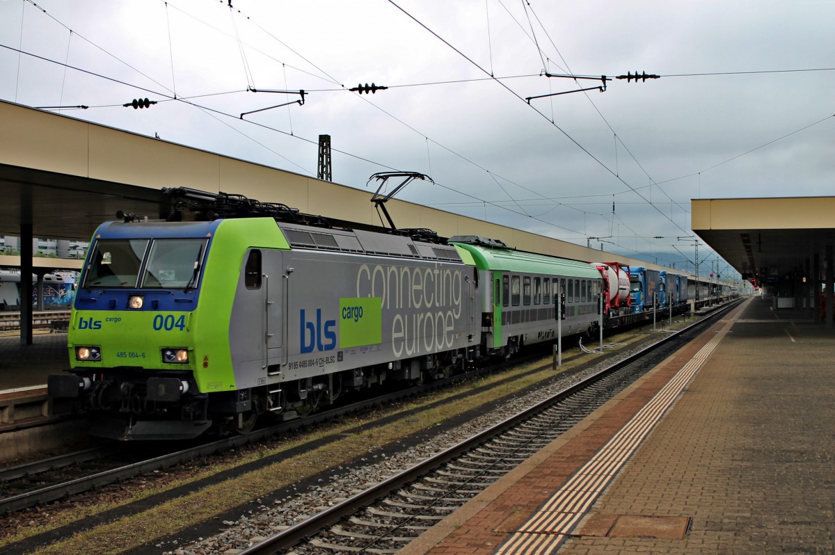 Am 02.05.2014 führte die BLS Cargo Re 485 004-6 diese RoLa  Rollende Landstrße  aus Novara nach Freiburg (Brsg) Rbf auf dem Abschnitt von Domodosola bis zum Zeil, als sie durch den Badischen Bahnhof von Basel fuhr.