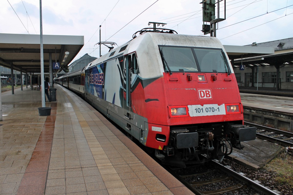 Am 02.05.2014 machte die 101 070-1  Die Adler Mannheim  mit dem EC 8 (Zürich HB - Hamburg-Altona) einen Zwischenstop in Karlsruhe Hbf.