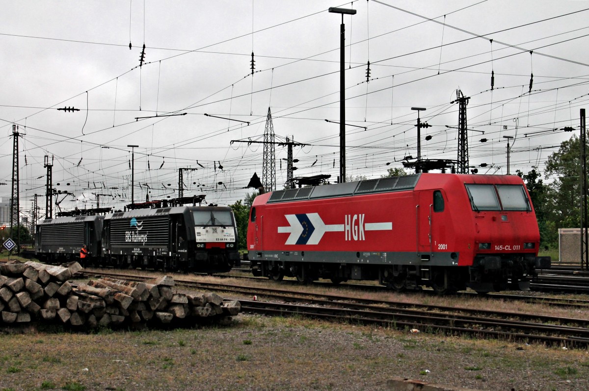 Am 02.05.2014 standen im nördlichen Bahnhofsbereich in Basel die HGK 2001 (145-CL 011) mit der ERS Railways ES 64 F4-208 und der ES 64 F4-201 von Freightiner PL. und warten auf ihre nächste Leistung.