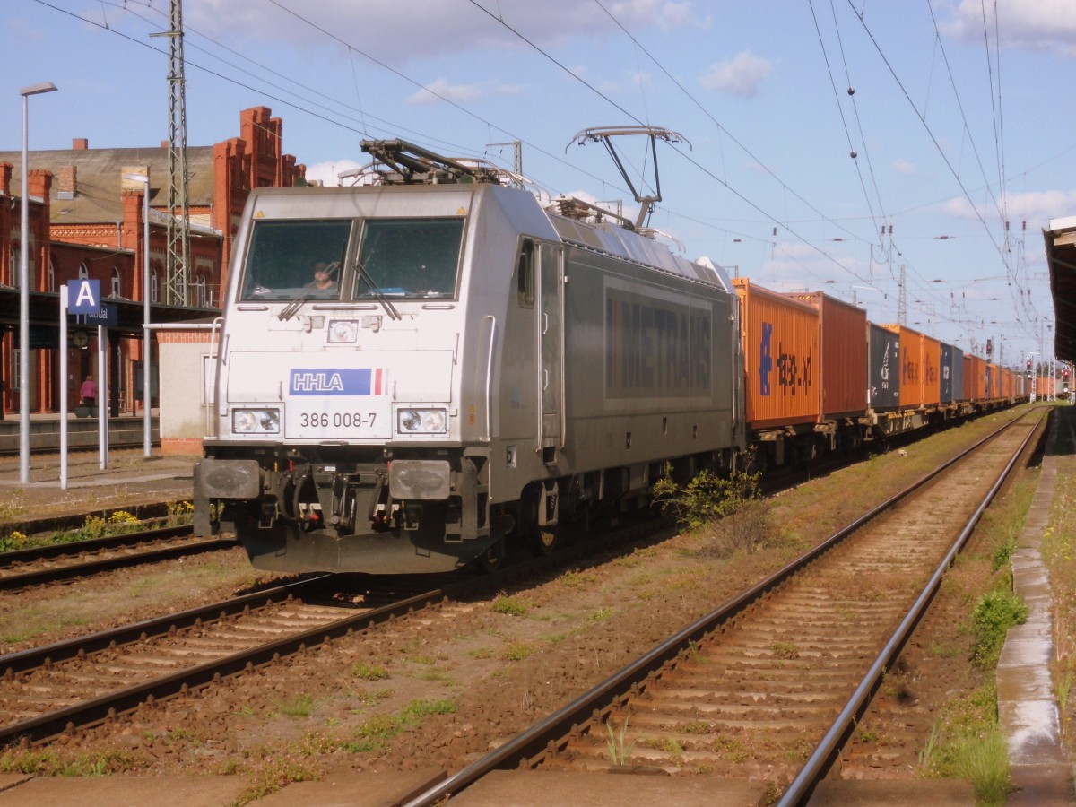 Am 02.05.2015 kam 386 008 mit ihrem Containerzug aus Richtung Magdeburg nach Stendal und fuhr weiter nach Salzwedel.