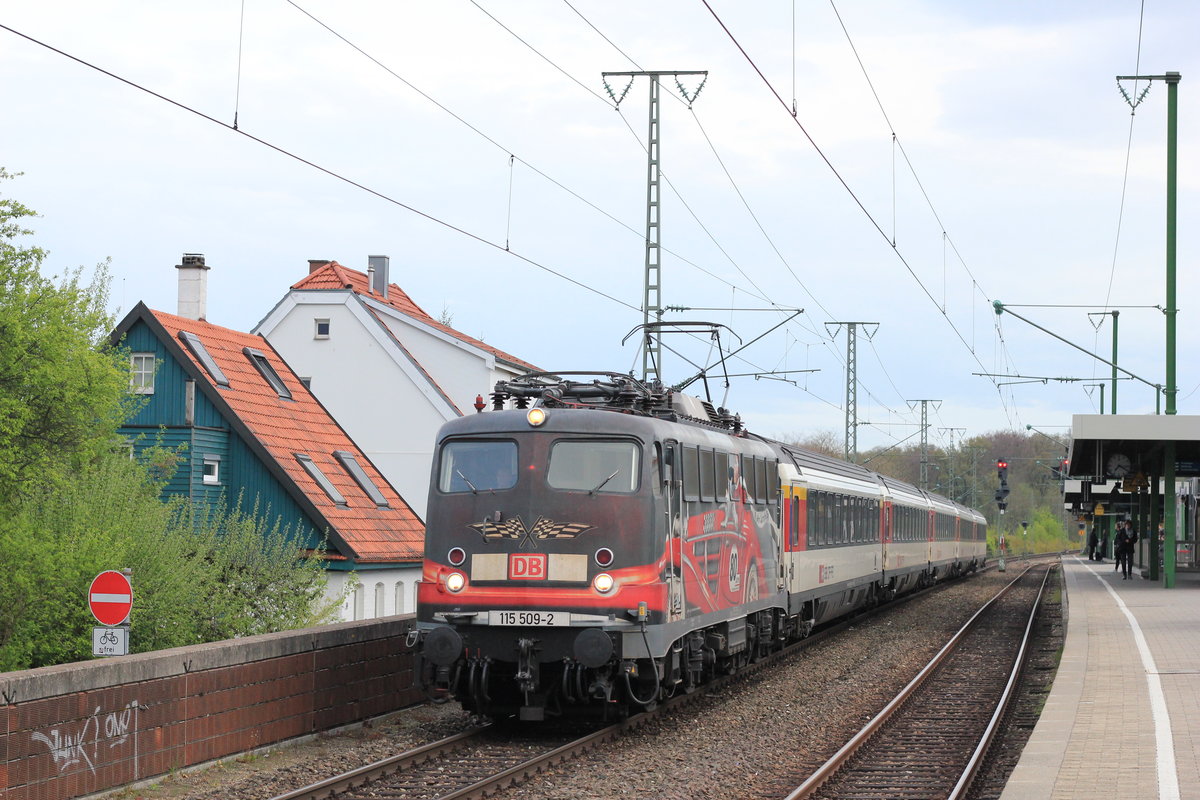 Am 02.05.2017 fährt 115 509 mit IC Zürich-Stuttgart durch Stuttgart-Rohr. 