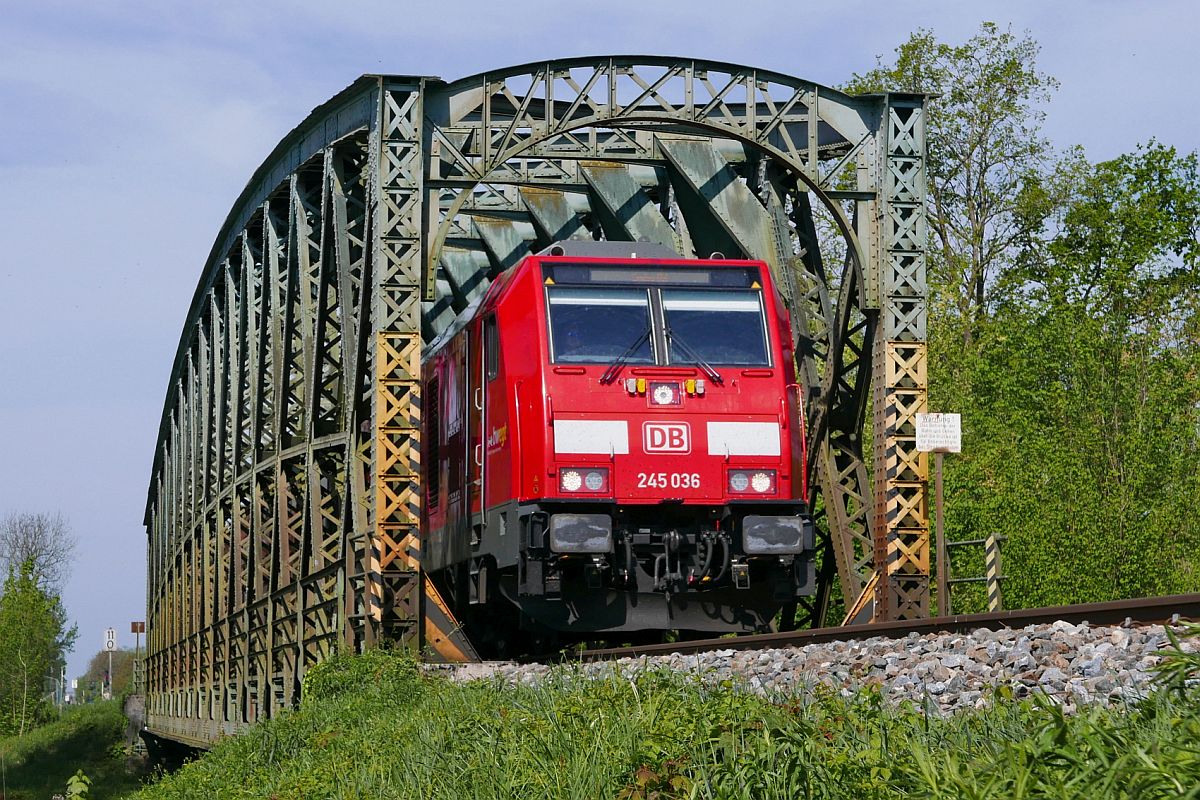 Am 02.05.2019 zieht 245 036 die Wagen des RE 3229, Aulendorf - Lindau, ber die zwischen Langenargen und Kressbronn liegende Argenbrcke, die im Zuge der Elektrifizierung durch eine neue Brcke ersetzt wird.
